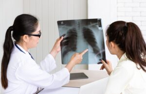 Fibrosis pulmonar: la falta de aire al caminar o subir escaleras no siempre es consecuencia de la edad