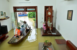 Al menos cuatro muertos por las inundaciones que anegaron más de 16.000 viviendas en Vietnam.