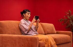 ¿Ves series y películas desde el celular? Cuatro aspectos a considerar al elegir un smartphone