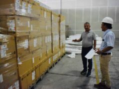 Gore supervisa llegada de 1.083 computadoras y avanza en implementación de aulas inteligentes