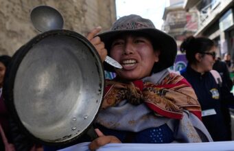 Bolivia aprueba un acuerdo con el FMI por 1.900 millones de dólares y elimina los subsidios al diésel.