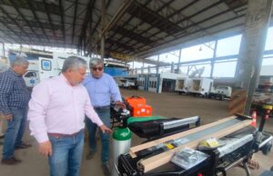 Gobernador supervisa ensamblaje de 103 ambulancias rurales y urbanas para Huánuco